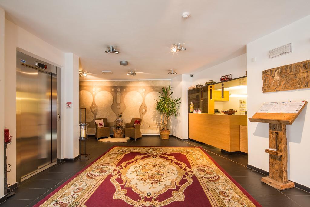 Hotel Rezia ลาวิลลา ภายนอก รูปภาพ